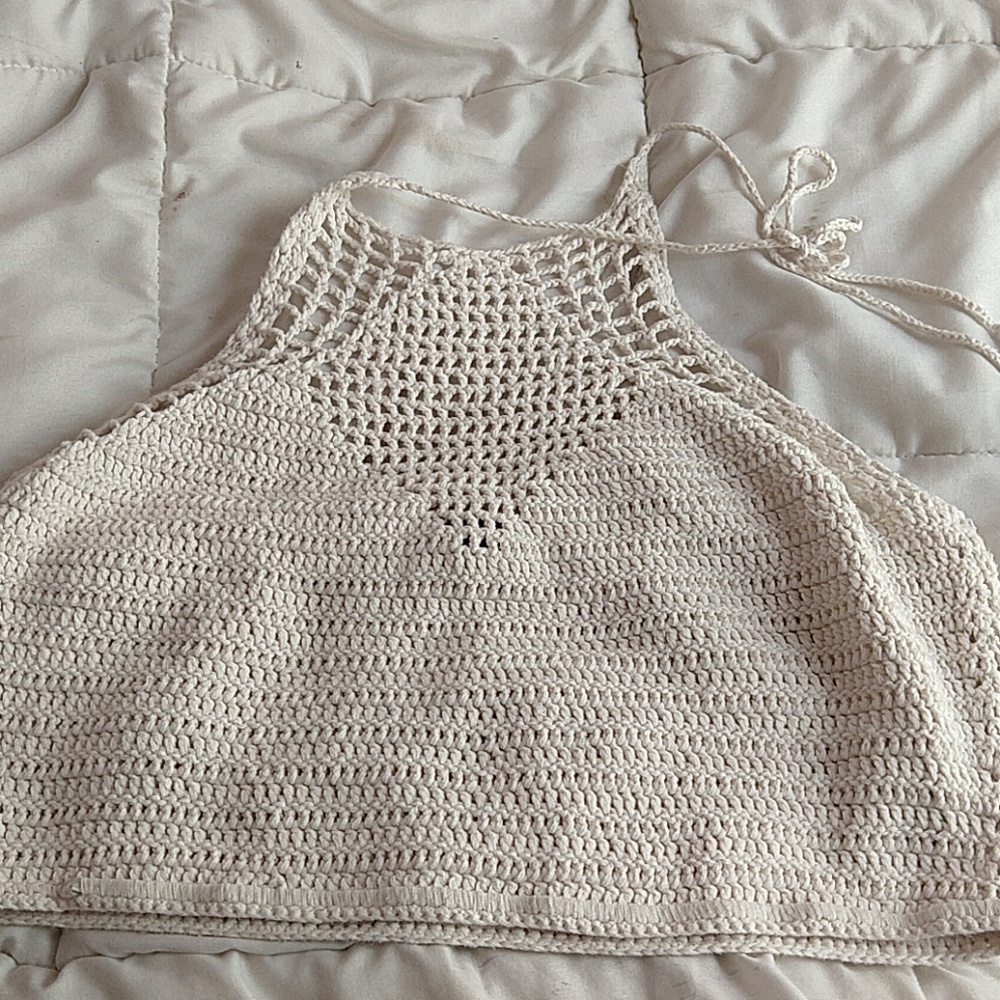 A cropped 100% cotton knitted